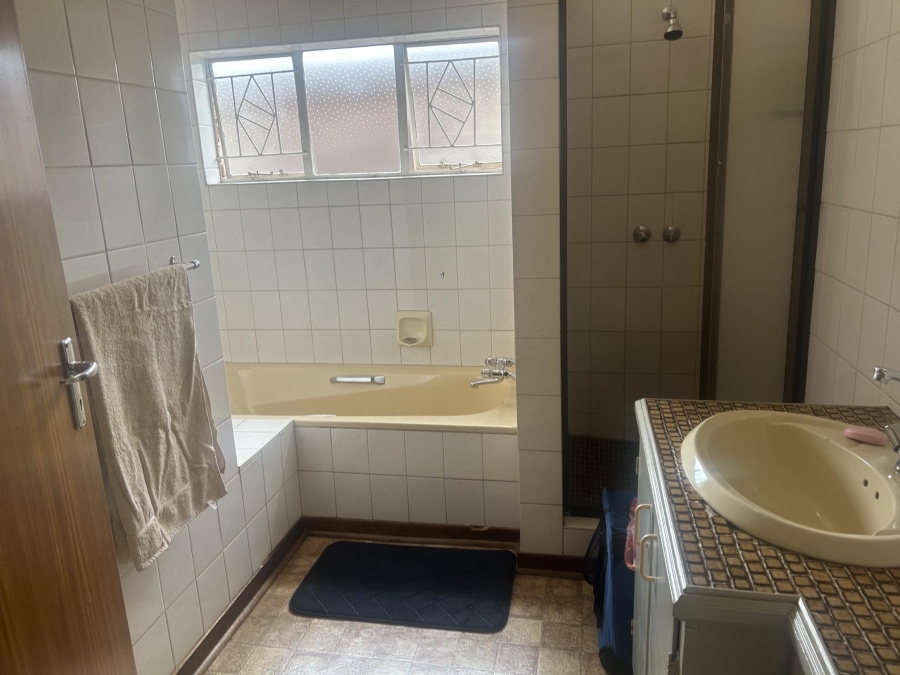 5 Bedroom Property for Sale in Viljoenskroon Free State